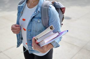 Alunno con libri che va a scuola